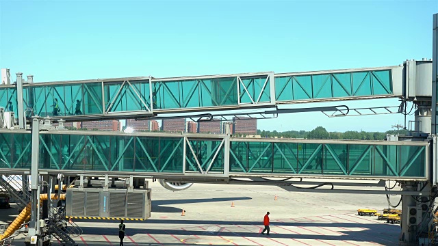 詳情圖-乘客通過北京國際機場的一條玻璃通道走出飛機。