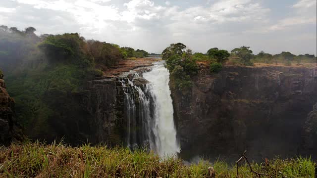 维多利亚号带着薄雾从水中落下