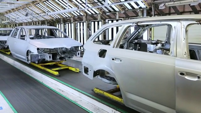 詳情圖-汽車制造廠里一排一排的汽車