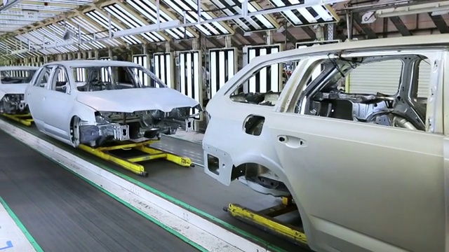 詳情圖-汽車制造廠里一排一排的汽車