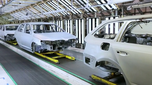 詳情圖-汽車制造廠里一排一排的汽車