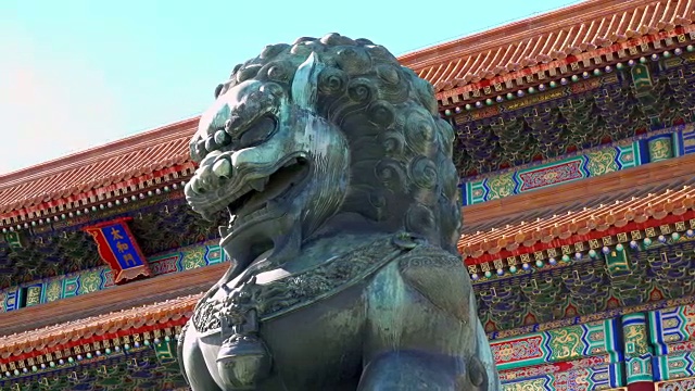 北京紫禁城太和殿前的青铜狮子