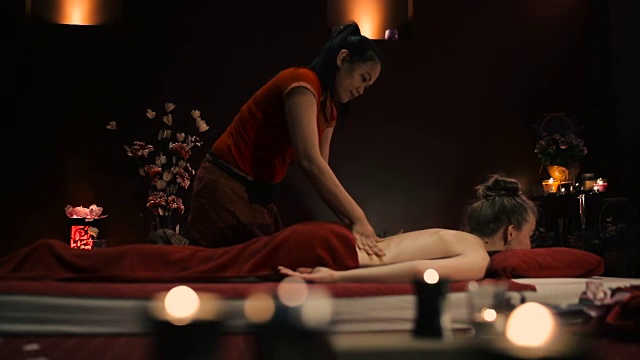 詳情圖-在沙龍進(jìn)行背部按摩。