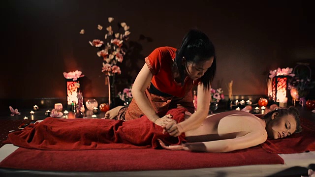 详情图-按摩手肘。