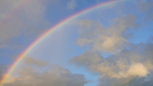 彩虹在天空