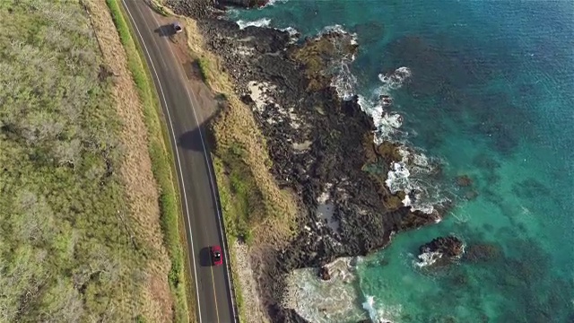 詳情圖-航拍:紅色敞篷車在海洋懸崖上美麗的海岸公路上行駛