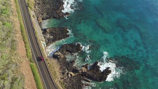 詳情圖-航拍:紅色敞篷車在海洋懸崖上美麗的海岸公路上行駛