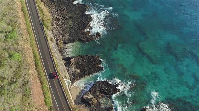 詳情圖-航拍:紅色敞篷車在海洋懸崖上美麗的海岸公路上行駛
