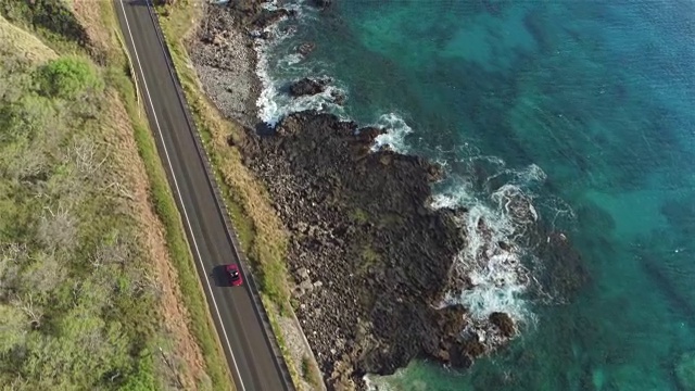 詳情圖-航拍:紅色敞篷車在海洋懸崖上美麗的海岸公路上行駛