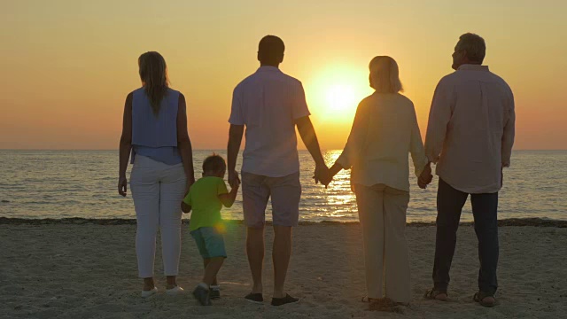 详情图-一家人看着海面上金色的夕阳