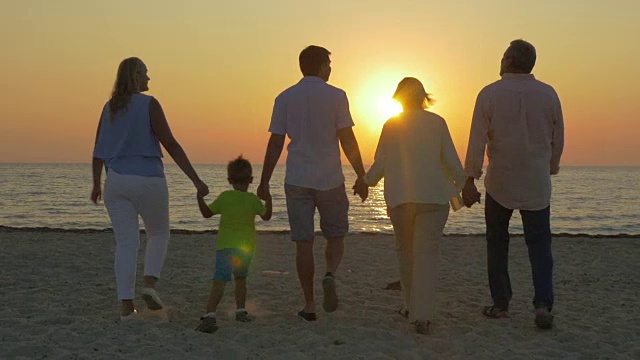 详情图-一家人看着海面上金色的夕阳
