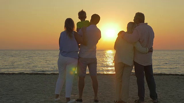 详情图-一家人看着海面上金色的夕阳