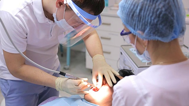 详情图-牙科医生正在用牙科设备或器械进行牙齿美白或其他口腔手术