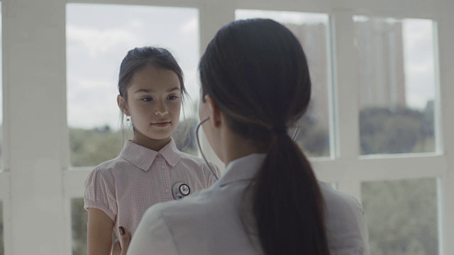 医生用听诊器检查孩子