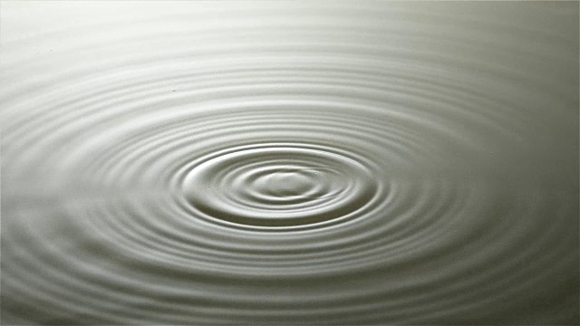 水滴和涟漪的痕迹
