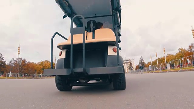 详情图-环保电动汽车在路上行驶，运送人们