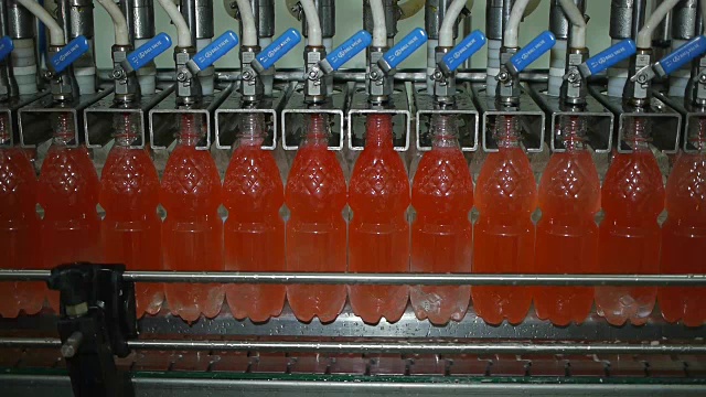 詳情圖-把檸檬水裝在塑料瓶里。檸檬瓶輸送行業(yè)