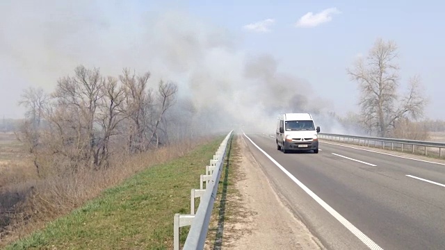 高速公路附近的田地着火了。
