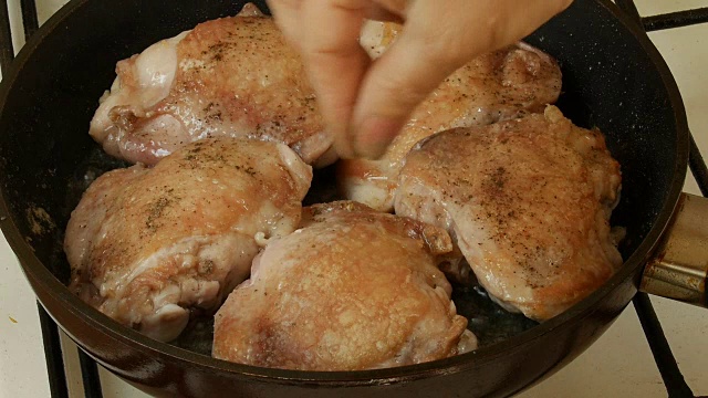 煎锅里的鸡腿。