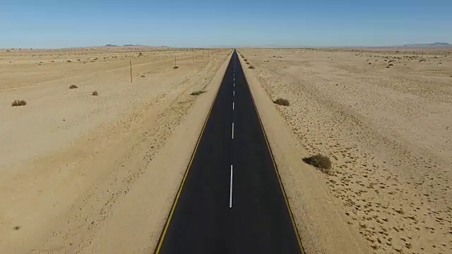 通过纳米布沙漠的笔直柏油路的4K鸟瞰图
