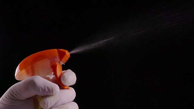 手持喷瓶清洁剂向空气中喷洒水