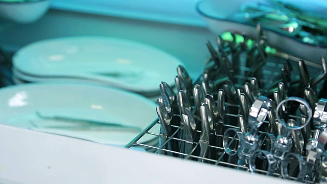 从腔室用紫外光进行消毒的器械用钳子取下