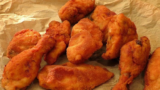 新鲜的炸鸡纸