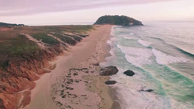 4k鸟瞰图沿海滩海浪日落大苏尔