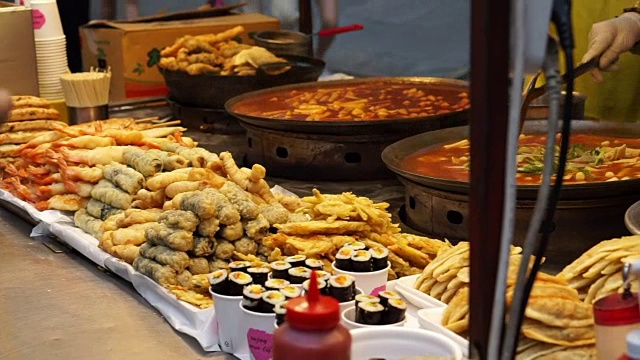 韩国首尔有各种韩国街头小吃摊、烙饼、鱼热狗、香肠条等油炸食品