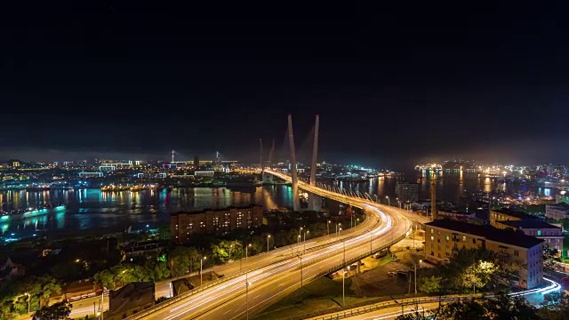 俄罗斯夜光交通桥街道海参崴全景4k时间流逝