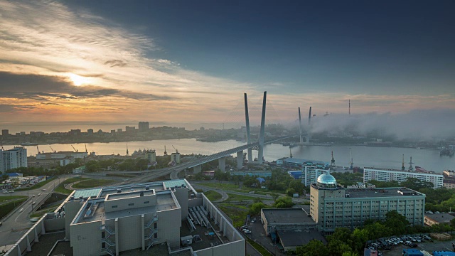 俄罗斯日落雾符拉迪沃斯托克桥屋顶城市全景4k时间推移