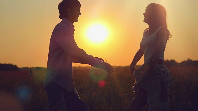 詳情圖-一對擁抱的情侶在日落的球場上幸福地旋轉(zhuǎn)
