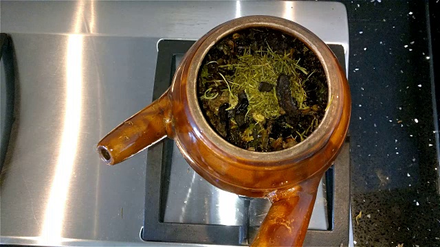 将草药放入搪瓷锅中煎4K