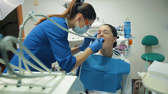 女人看牙医会感到疼痛。