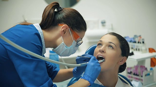 女人在牙医那里治疗牙齿