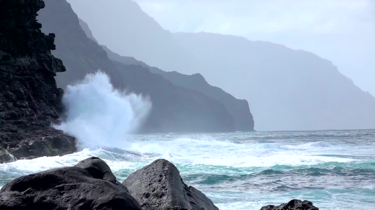慢镜头:强大的海浪溅入雄伟的波涛汹涌的海洋悬崖