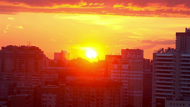 美麗的城市風(fēng)景的時(shí)間流逝在新西伯利亞日落。