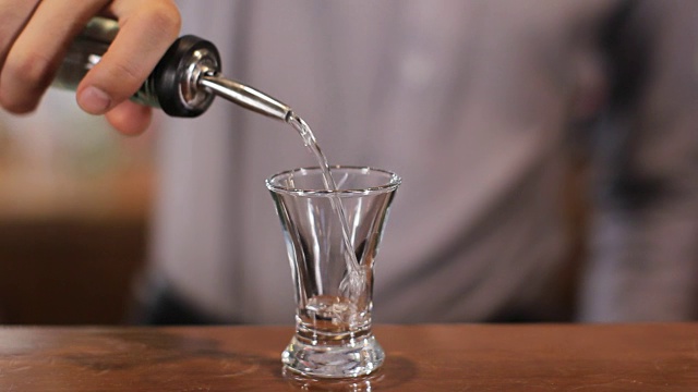 酒保缓缓地倒了一杯酒。近距离