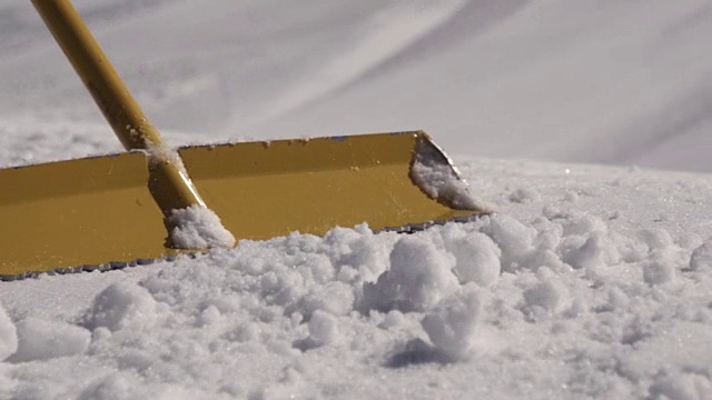 詳情圖-在滑雪勝地，人們用鐵鏟清除積雪。陽(yáng)光明媚的一天。山。噴灑。雪堆