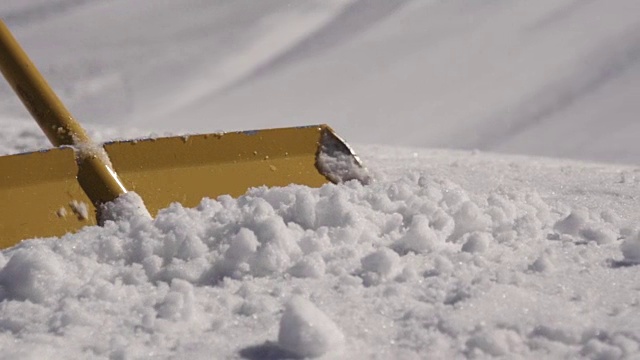 詳情圖-在滑雪勝地，人們用鐵鏟清除積雪。陽(yáng)光明媚的一天。山。噴灑。雪堆