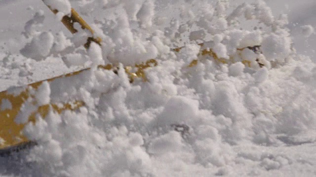 詳情圖-在滑雪勝地，人們用鐵鏟清除積雪。陽(yáng)光明媚的一天。山。噴灑。雪堆