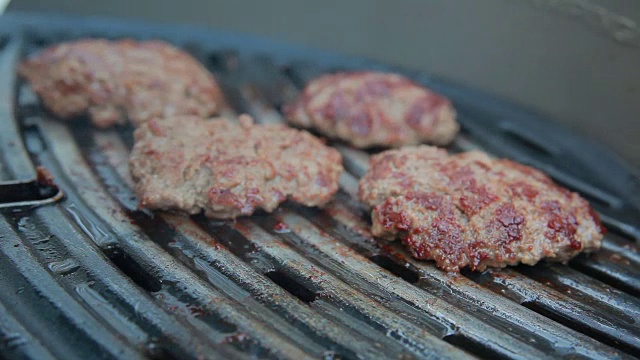 在烤架上烤汉堡用的肉