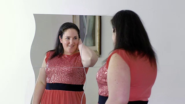 镜子里的胖女人:看着自己衣服的胖女人