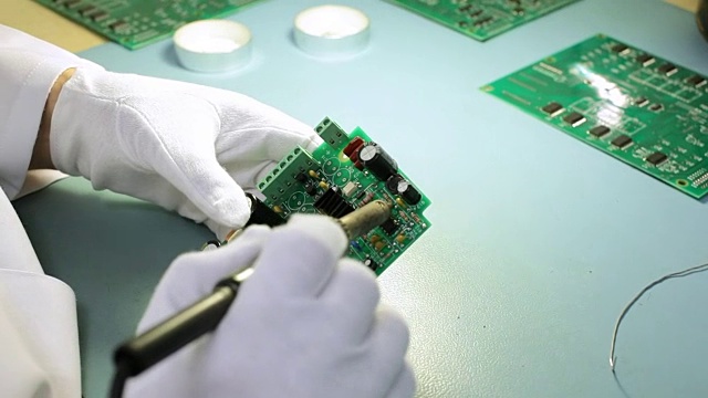 焊接绿色电子线路板