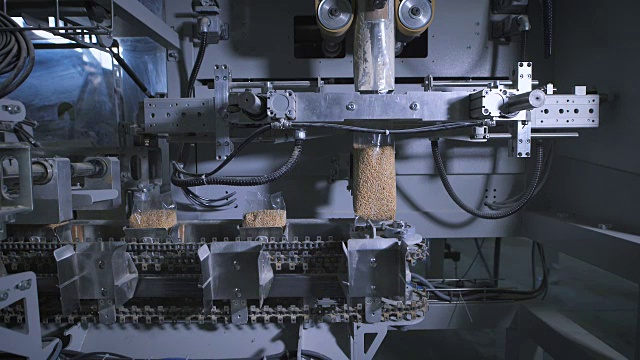 谷物和其他食品的包装工厂。有包装大米