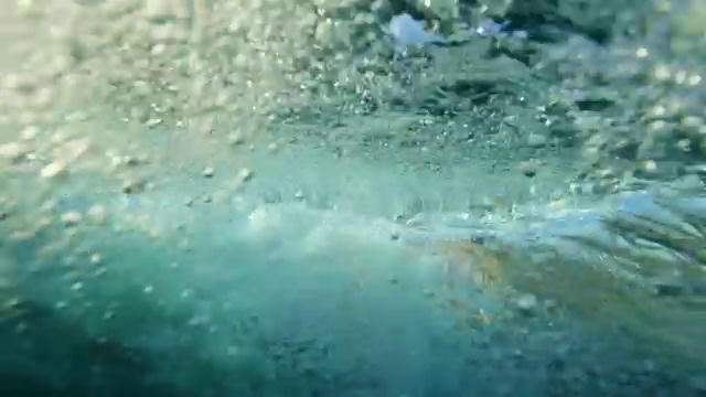 详情图-日落冲浪者女孩骑在波浪上