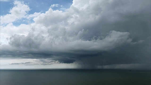 时间流逝的云景和海上的雷暴