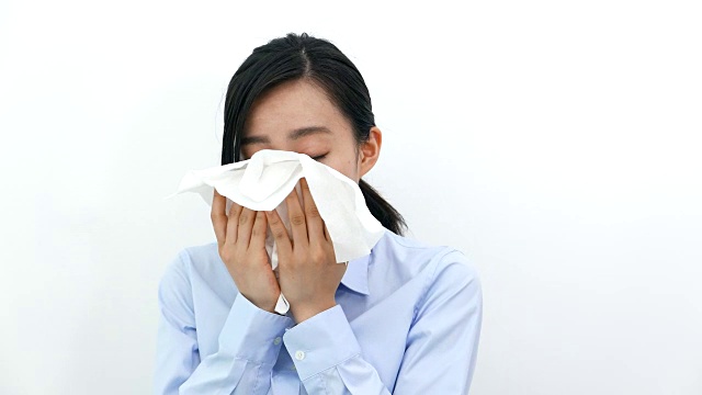 年轻的女商人正在擤鼻涕