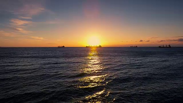 鸟瞰海水、货船和美丽的日出