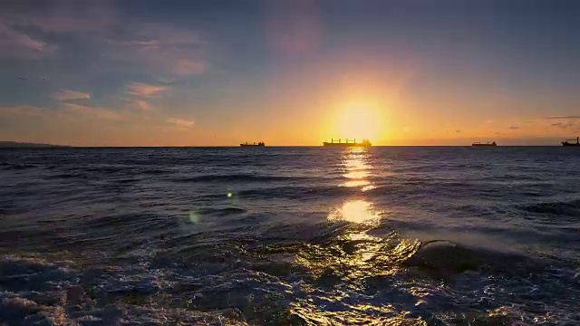 鸟瞰海水、货船和美丽的日出